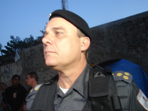 Coronel Mário Sérgio Duarte, comandante da PM, visita o Alemão na noite desta segunda